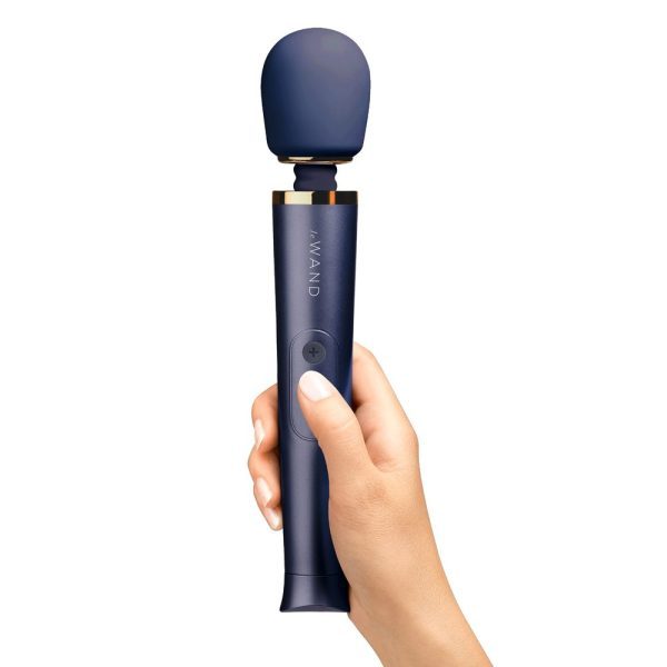 Le Wand Petite Rechargeable Vibrating Wand Massager - Image 5